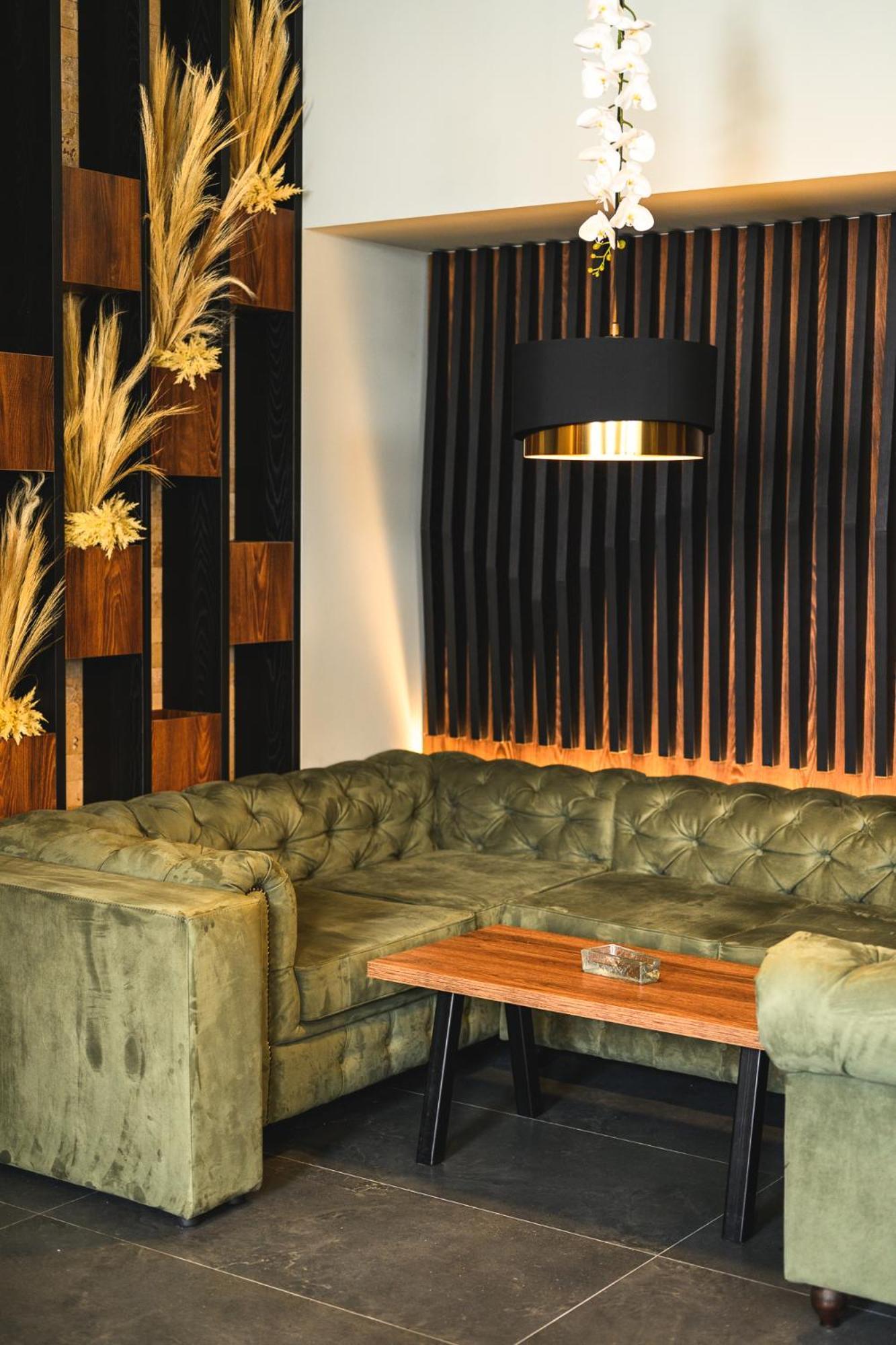威灵戈拉德大酒店 韦林格勒 外观 照片 A leather sofa